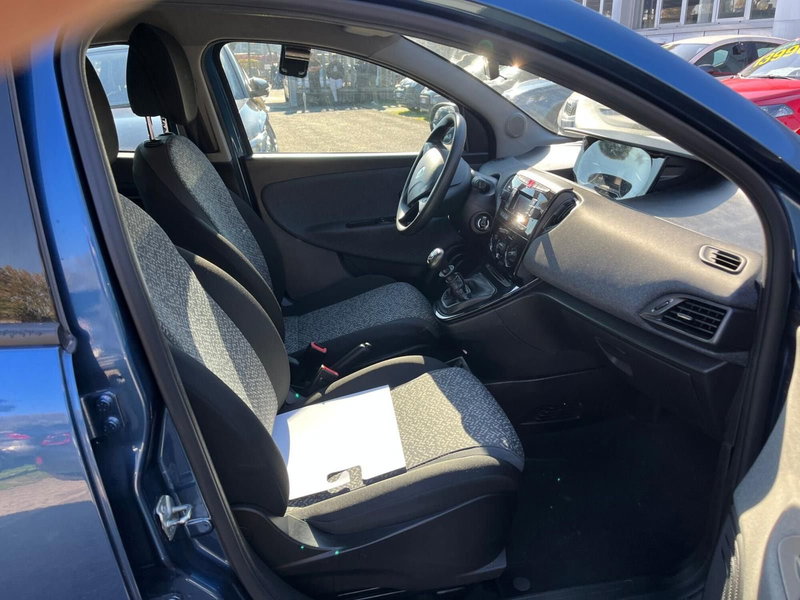 Lancia Ypsilon usata a Milano (12)