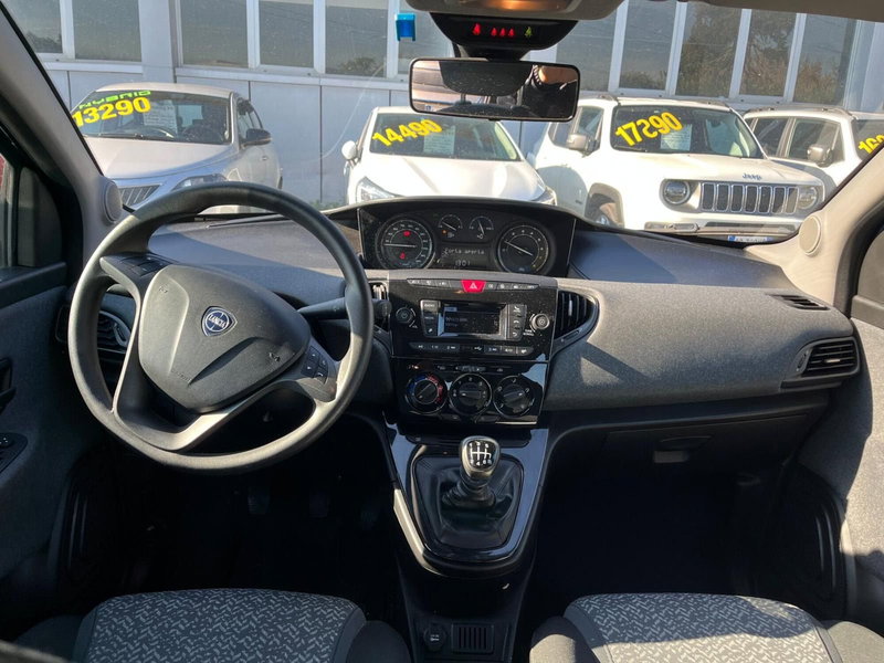 Lancia Ypsilon usata a Milano (15)