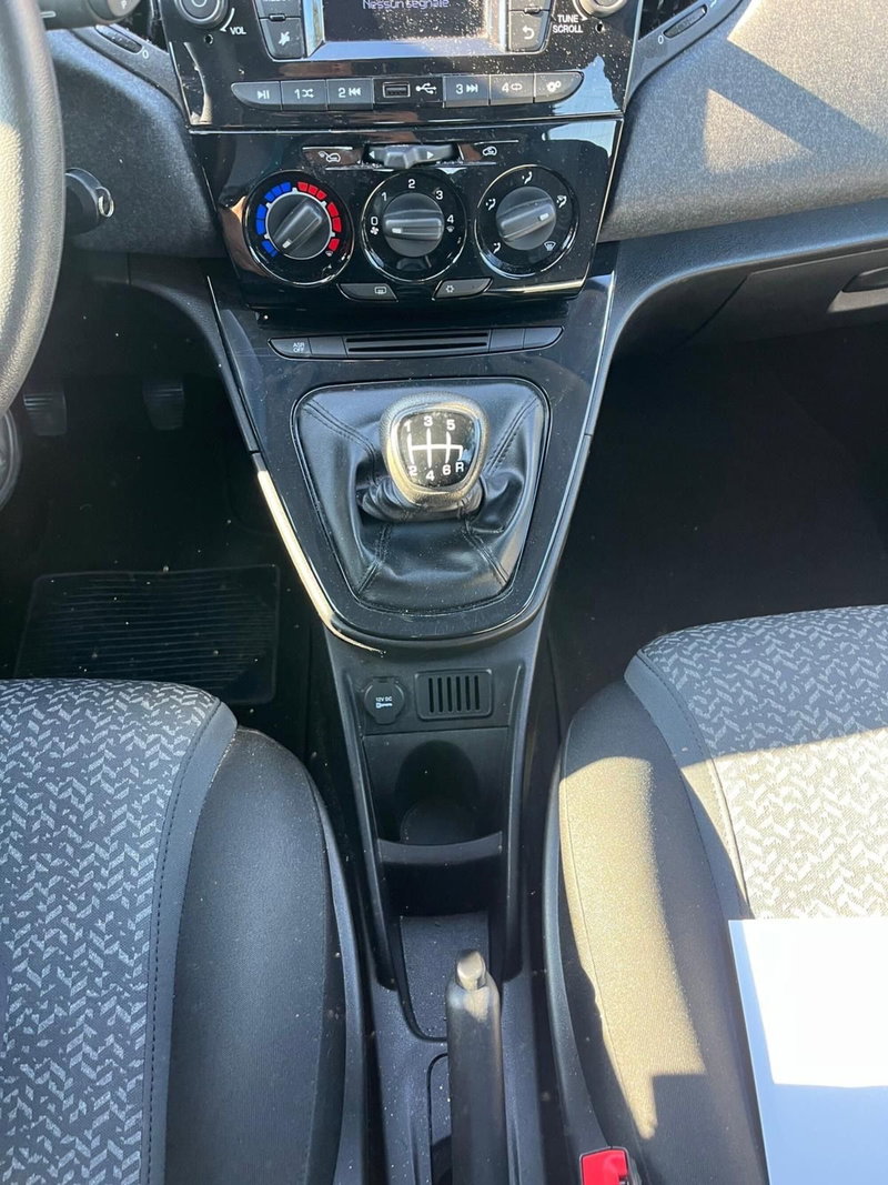 Lancia Ypsilon usata a Milano (17)