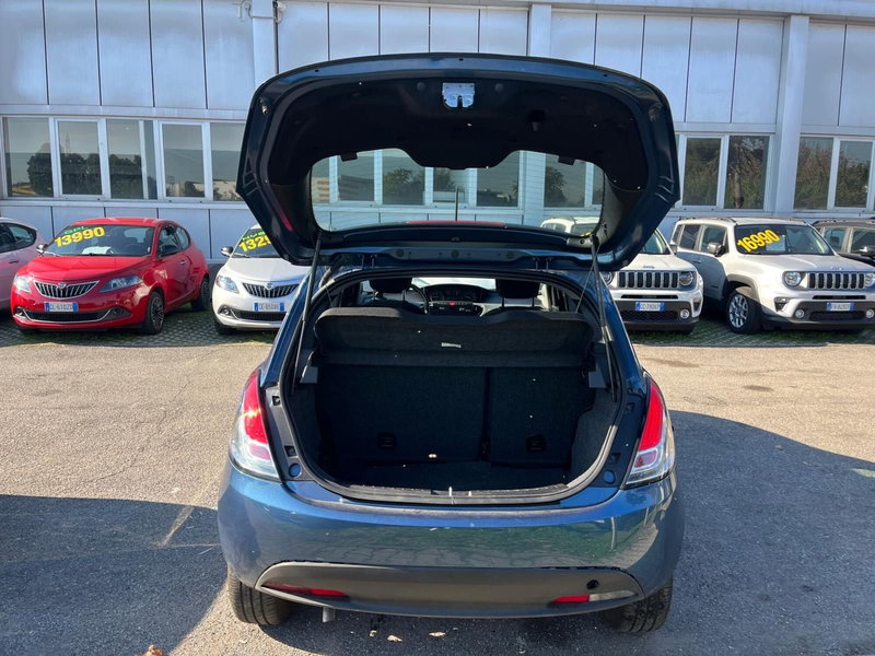 Lancia Ypsilon usata a Milano (9)