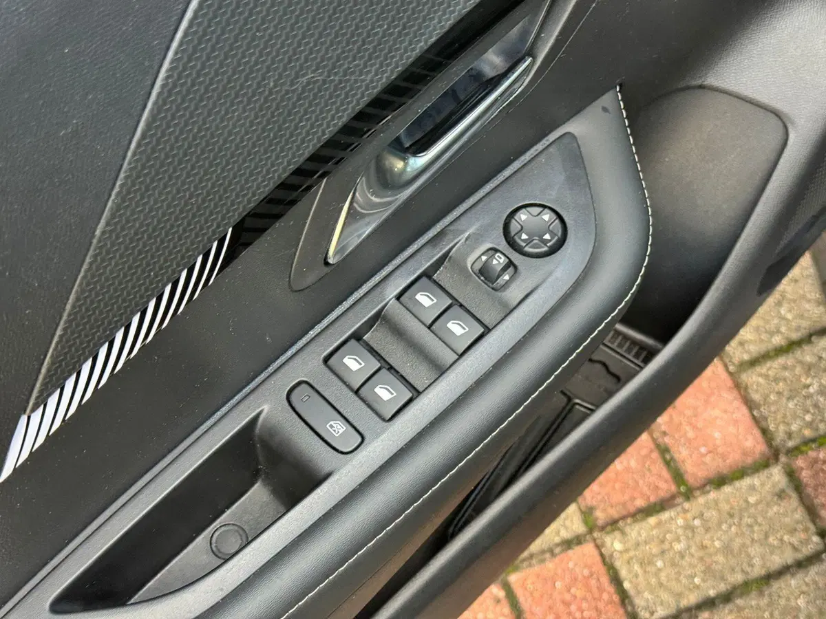 Peugeot 208 usata a Vercelli (9)