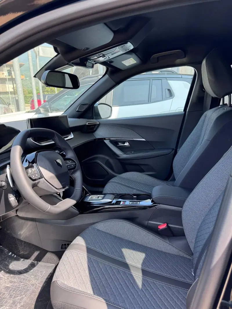 Peugeot 2008 nuova a Frosinone (7)