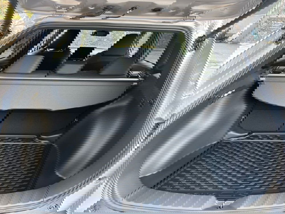 Toyota Corolla Cross Hybrid nuova a Lecco (12)