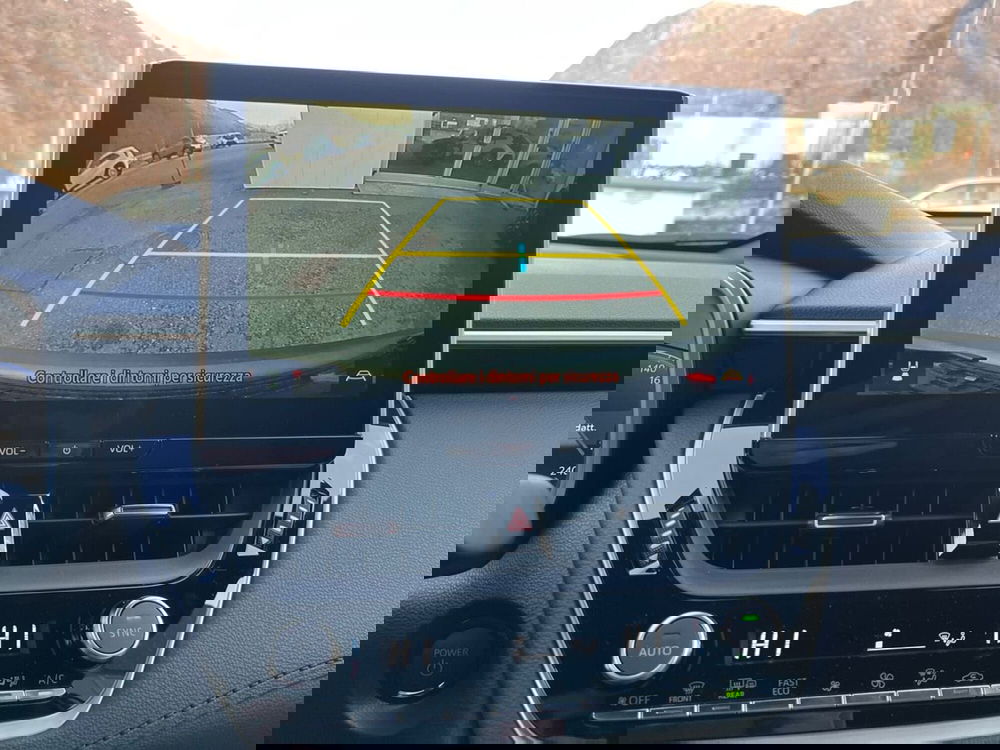 Toyota Corolla Cross Hybrid nuova a Lecco (16)