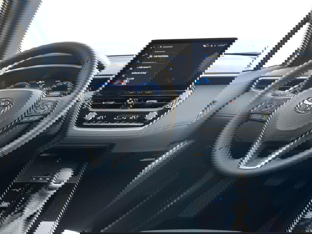 Toyota Corolla Cross Hybrid nuova a Lecco (8)