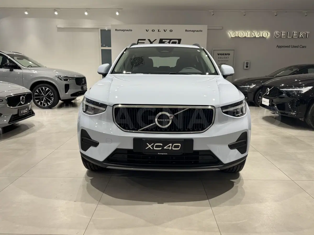 Volvo XC40 nuova a Forlì-Cesena (2)