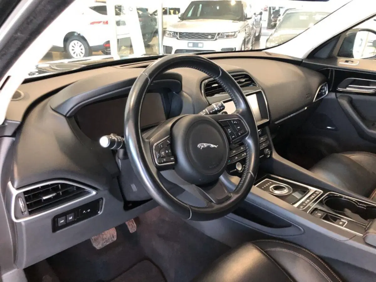 Jaguar F-Pace usata a Pistoia (3)