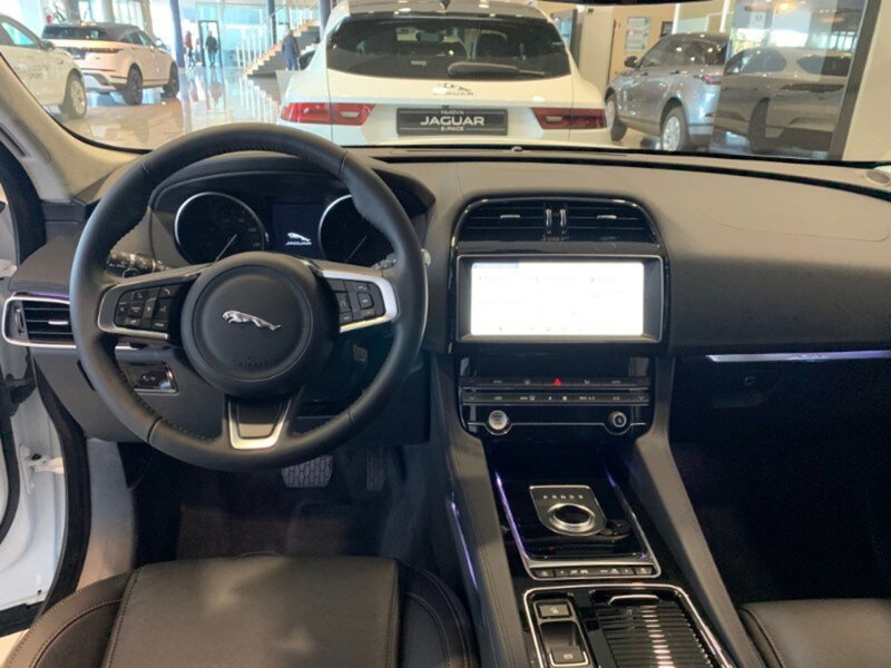 Jaguar F-Pace nuova a Pistoia (8)