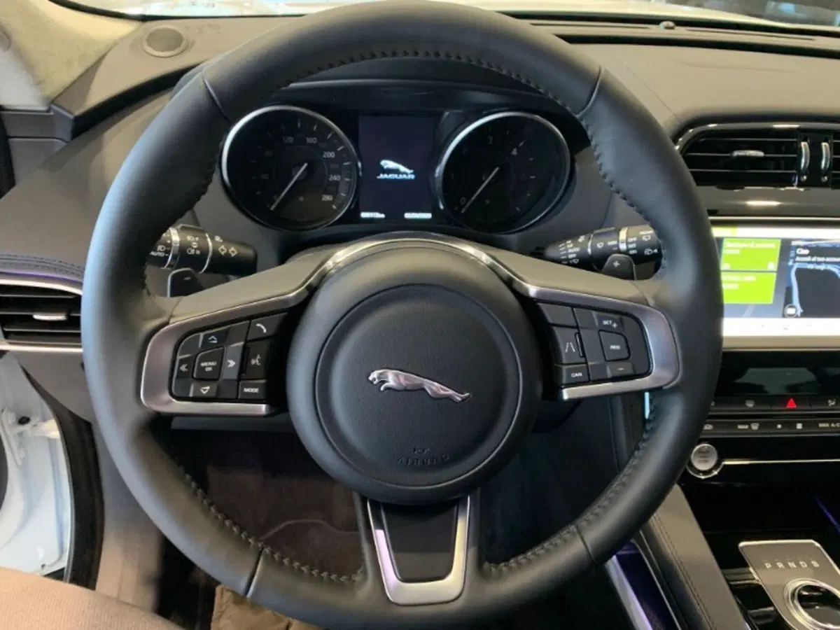 Jaguar F-Pace nuova a Pistoia (9)