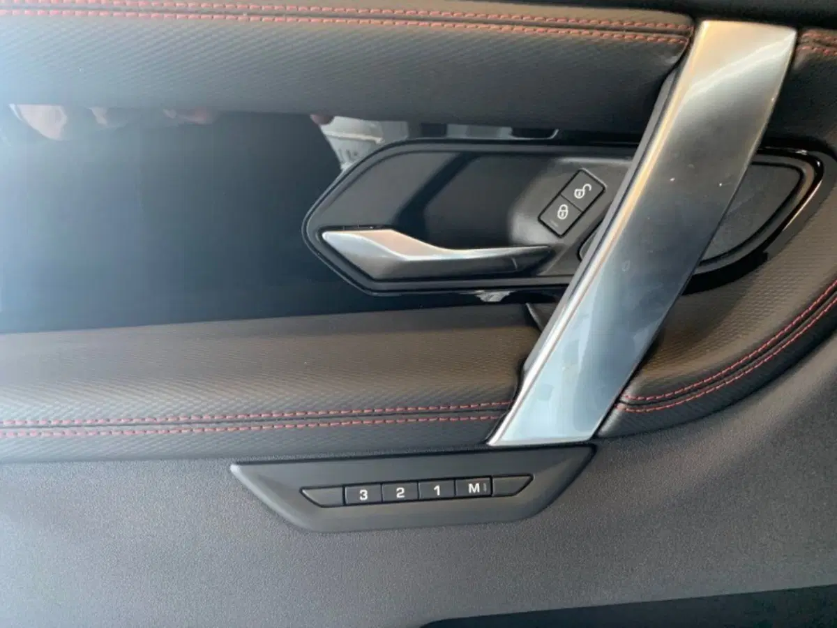 Land Rover Discovery Sport nuova a Pistoia (12)