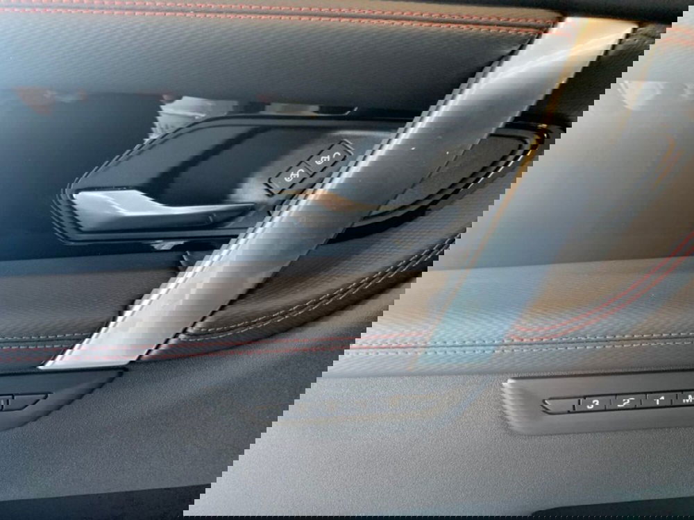 Land Rover Discovery Sport nuova a Pistoia (12)