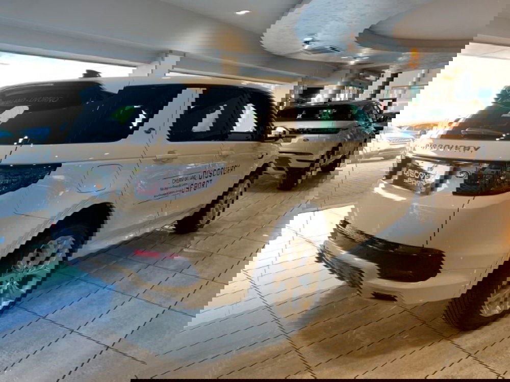 Land Rover Discovery Sport nuova a Pistoia (2)