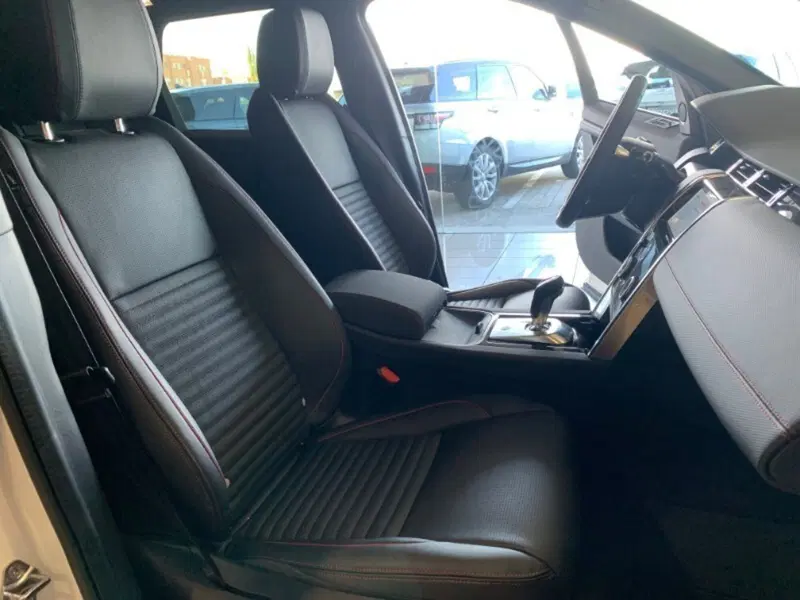 Land Rover Discovery Sport nuova a Pistoia (8)