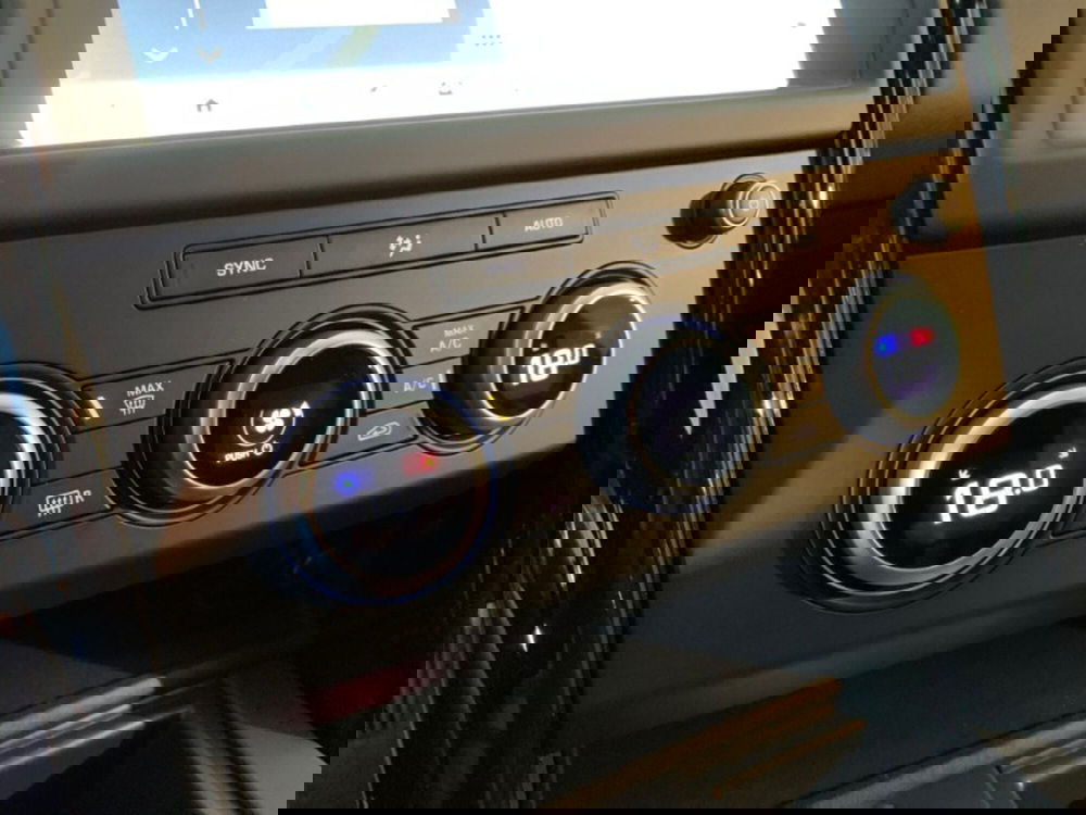 Land Rover Discovery Sport nuova a Pistoia (12)