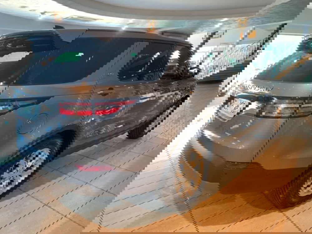 Land Rover Discovery Sport nuova a Pistoia (2)