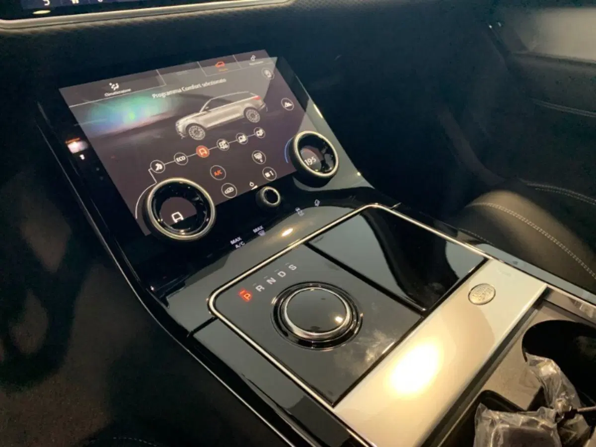 Land Rover Range Rover Velar nuova a Pistoia (10)
