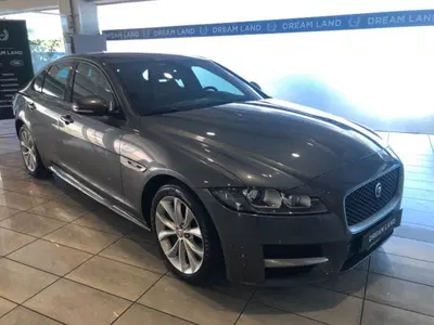 Jaguar XF 2.0 D 180 CV aut. R-Sport del 2016 usata a Agliana