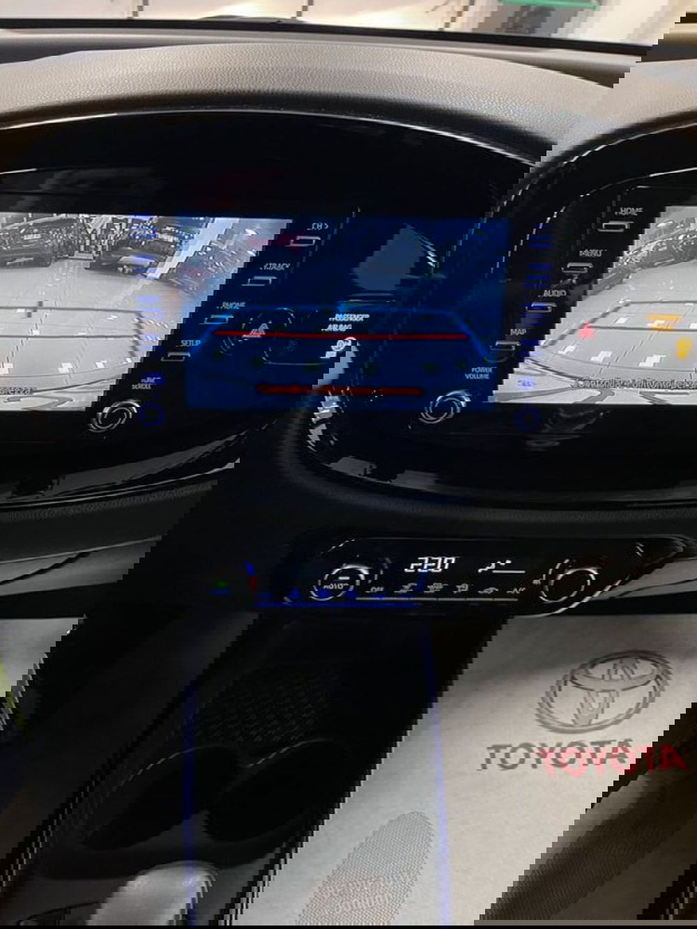 Toyota Aygo X usata a Prato (12)