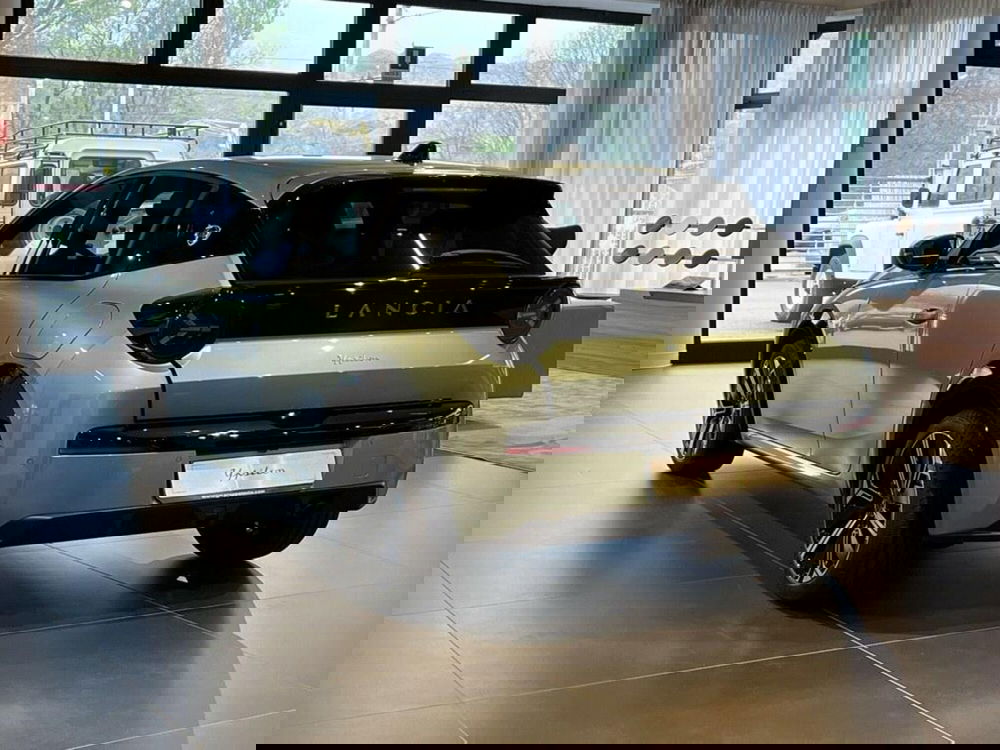 Lancia Ypsilon nuova a Sondrio (3)