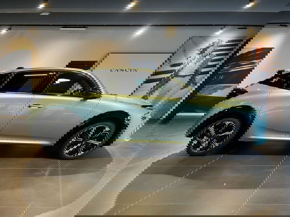 Lancia Ypsilon nuova a Sondrio (6)