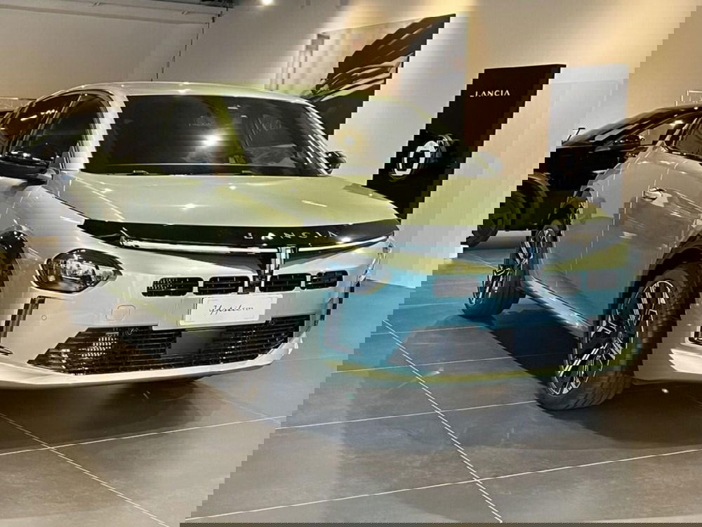 Lancia Ypsilon nuova a Sondrio (7)