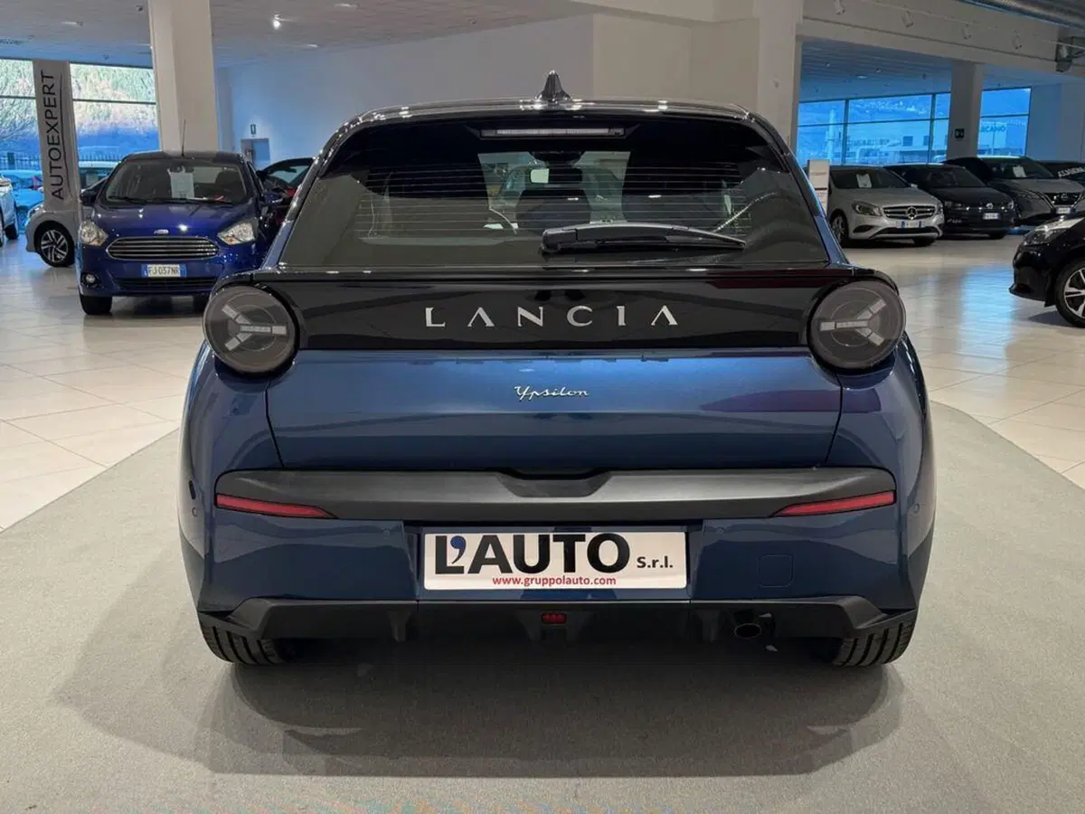Lancia Ypsilon nuova a Sondrio (4)