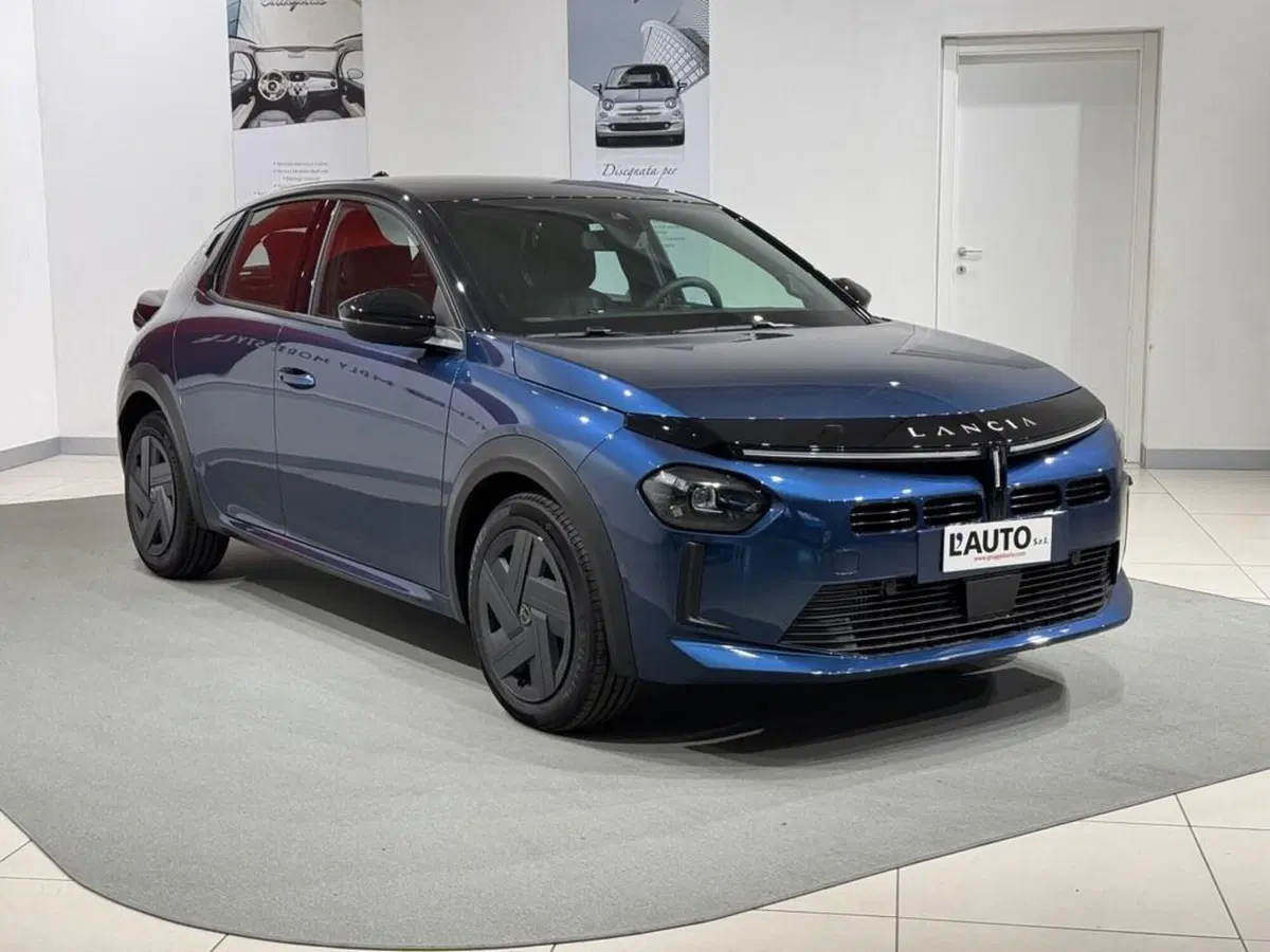 Lancia Ypsilon nuova a Sondrio (7)