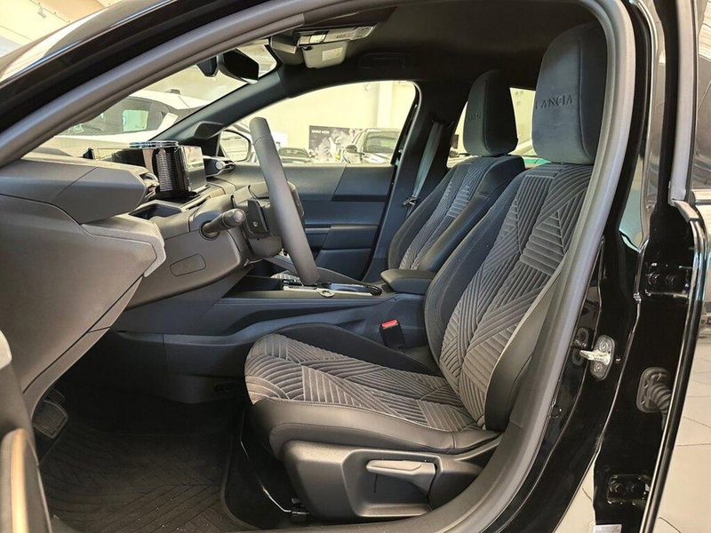 Lancia Ypsilon nuova a Sondrio (10)
