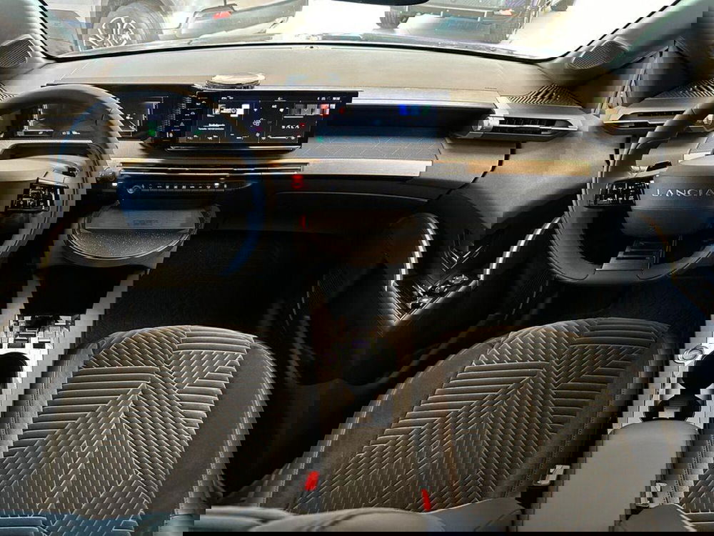 Lancia Ypsilon nuova a Sondrio (12)