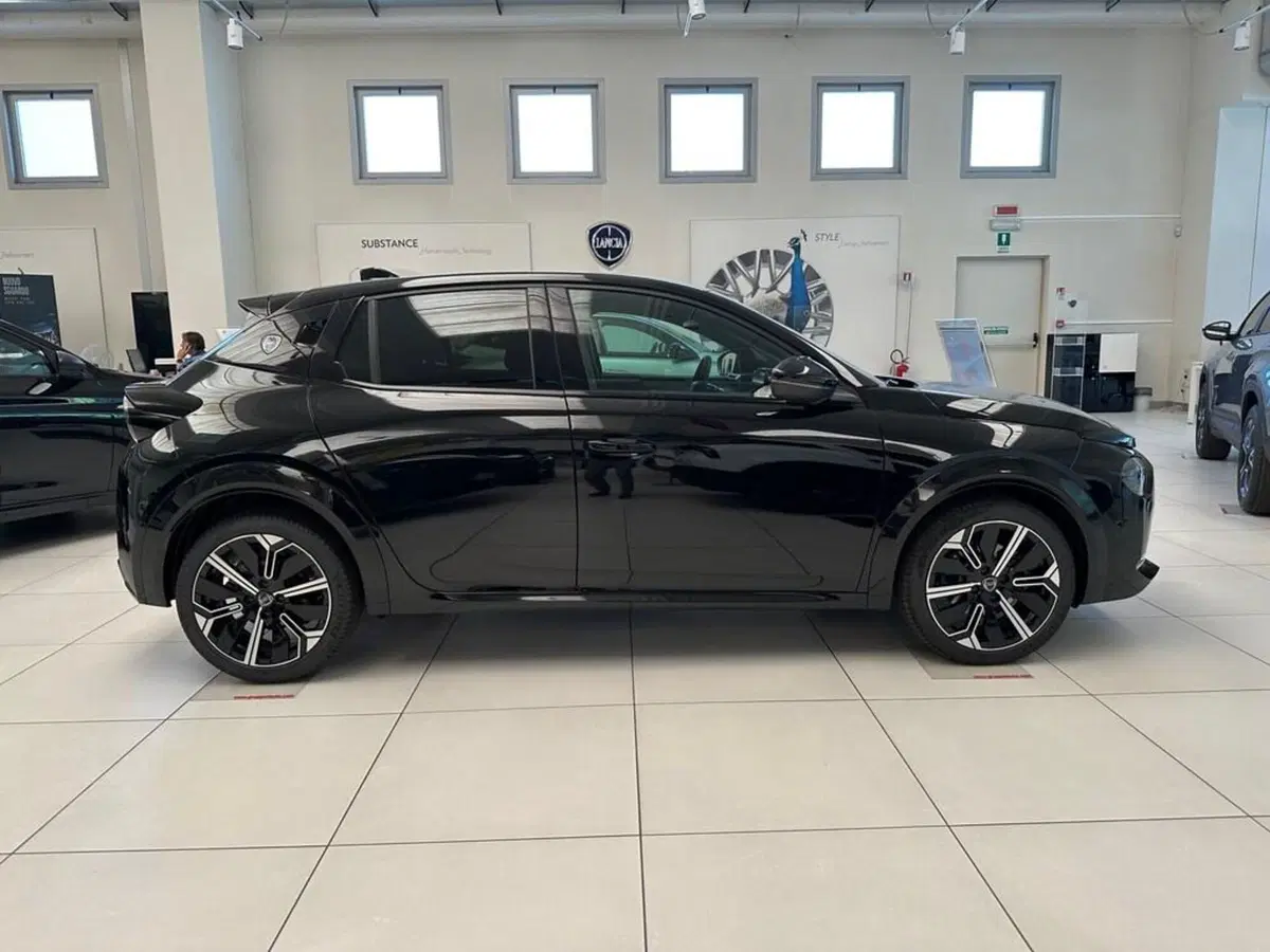 Lancia Ypsilon nuova a Sondrio (6)