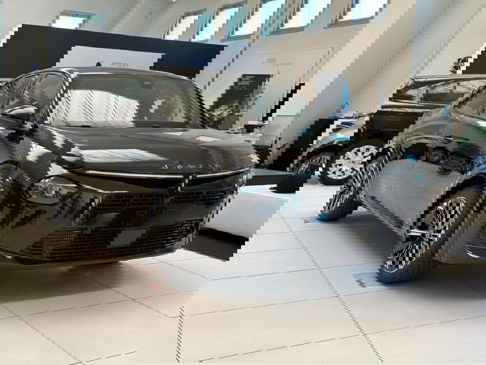 Lancia Ypsilon nuova a Sondrio (7)