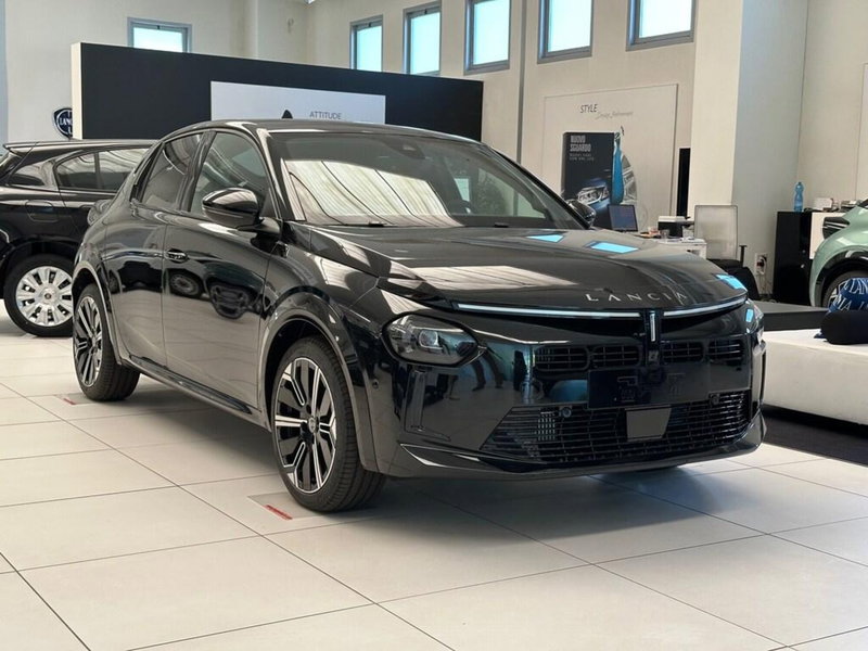 Lancia Ypsilon nuova a Sondrio (7)
