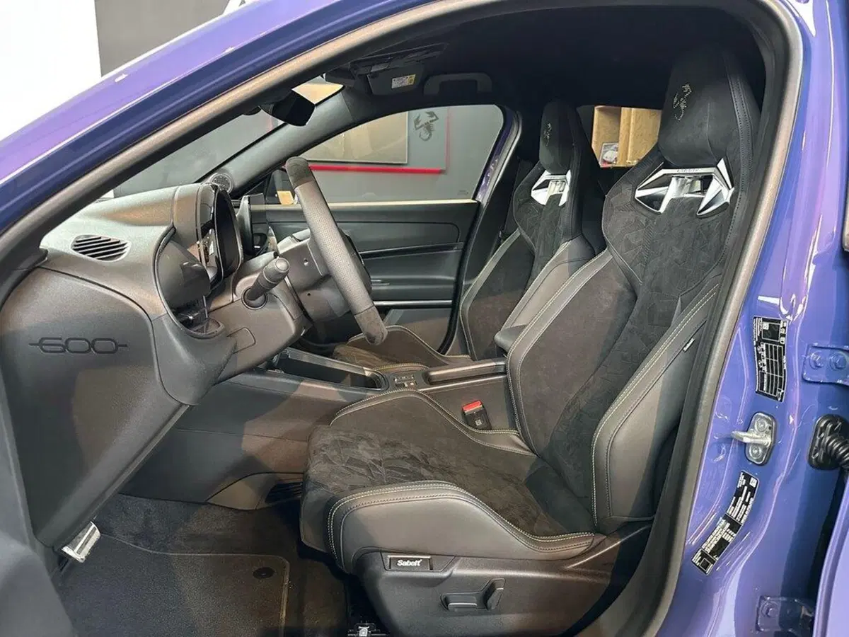 Abarth 600e nuova a Sondrio (10)