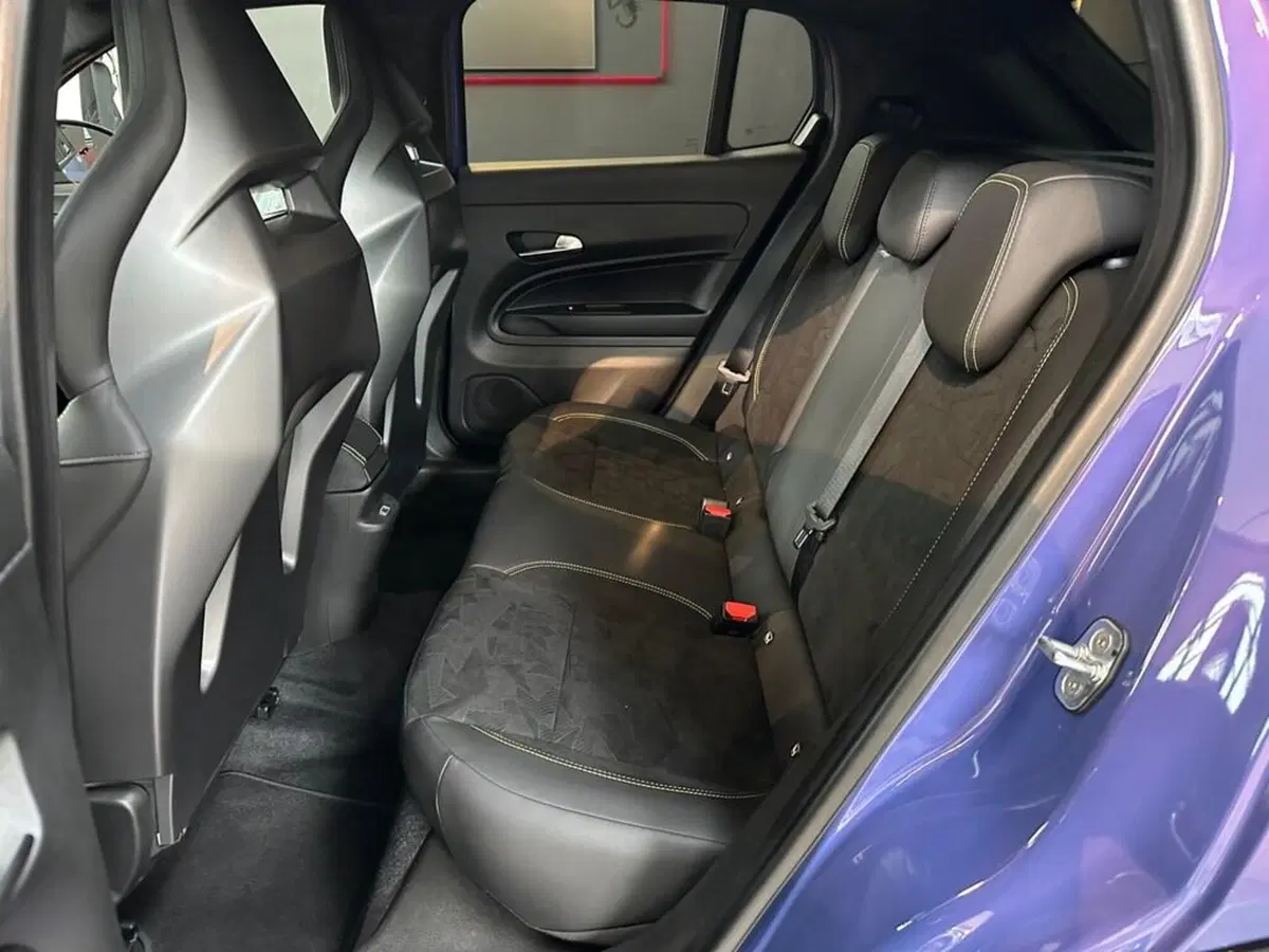 Abarth 600e nuova a Sondrio (11)