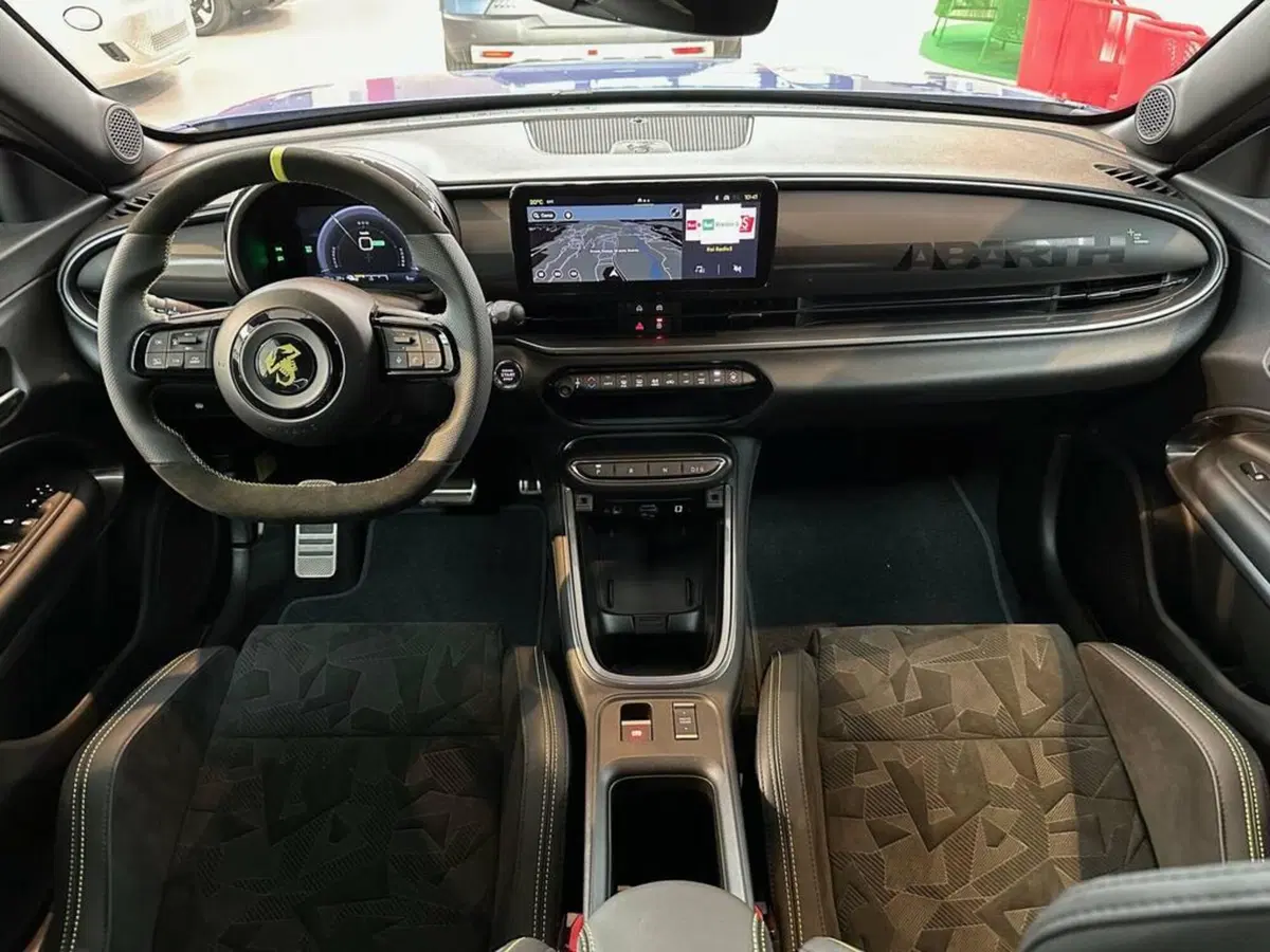 Abarth 600e nuova a Sondrio (12)
