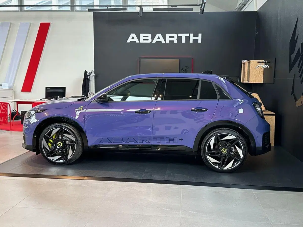 Abarth 600e nuova a Sondrio (2)