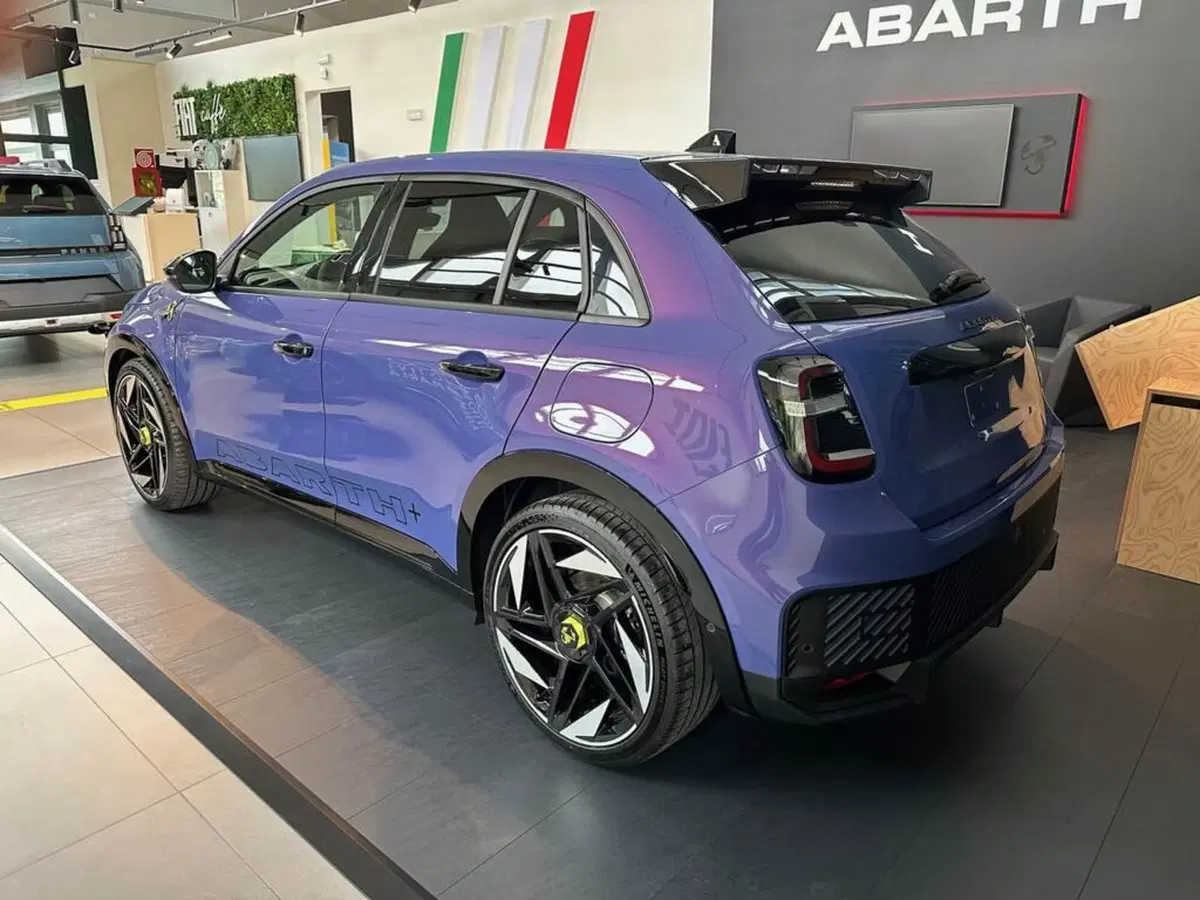 Abarth 600e nuova a Sondrio (3)