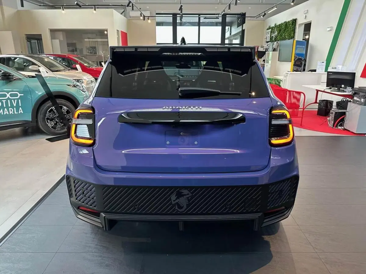 Abarth 600e nuova a Sondrio (4)
