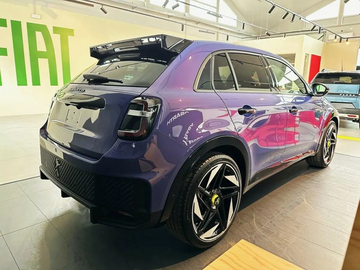 Abarth 600e nuova a Sondrio (5)