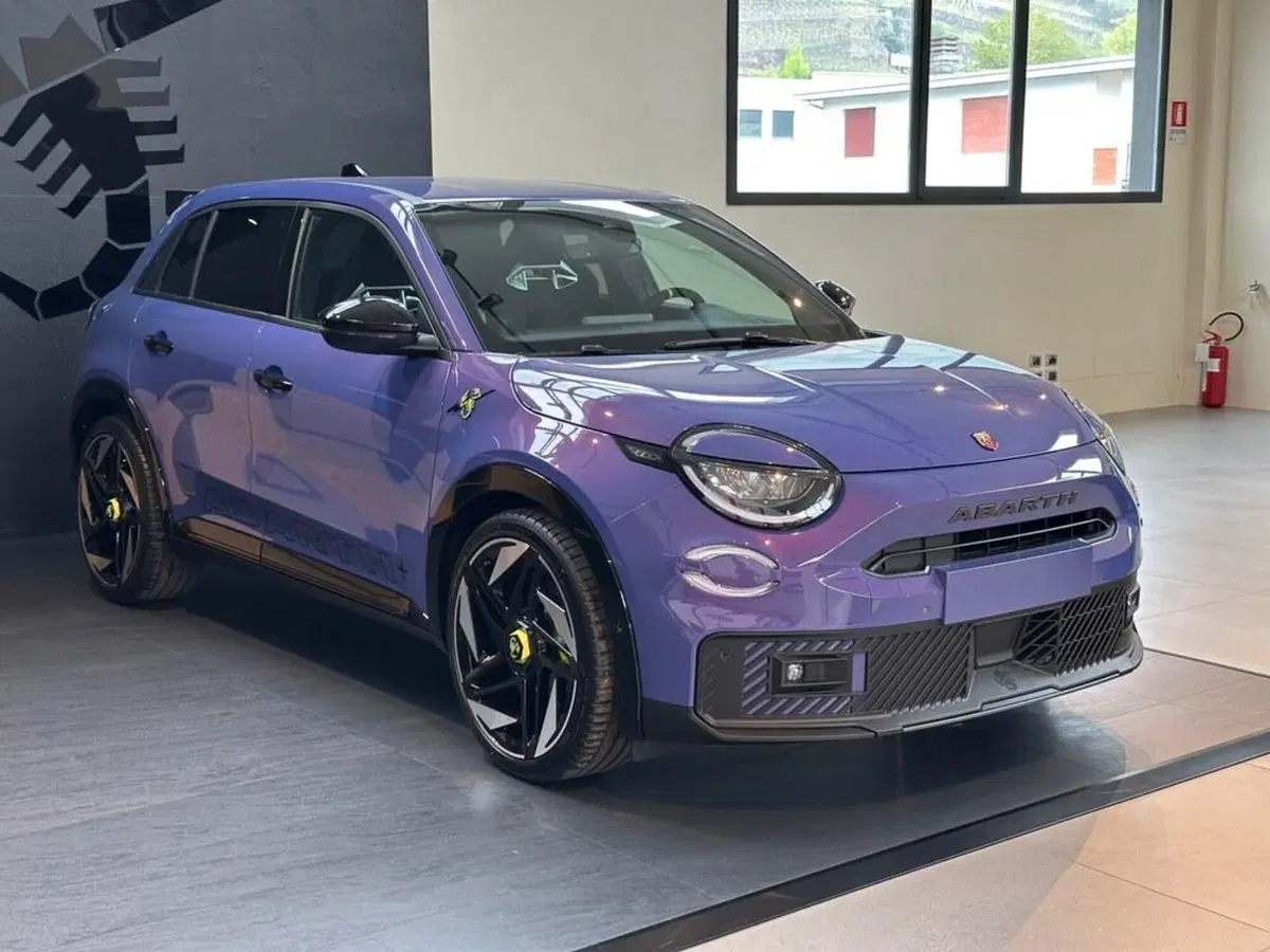 Abarth 600e nuova a Sondrio (7)