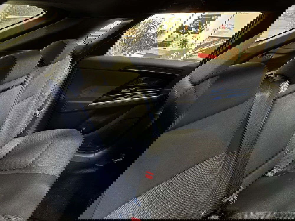 Toyota bZ4X nuova a Como (7)