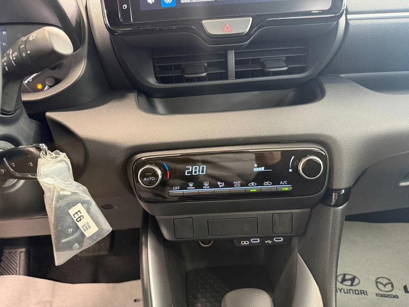 Mazda Mazda2 Hybrid nuova a Napoli (14)