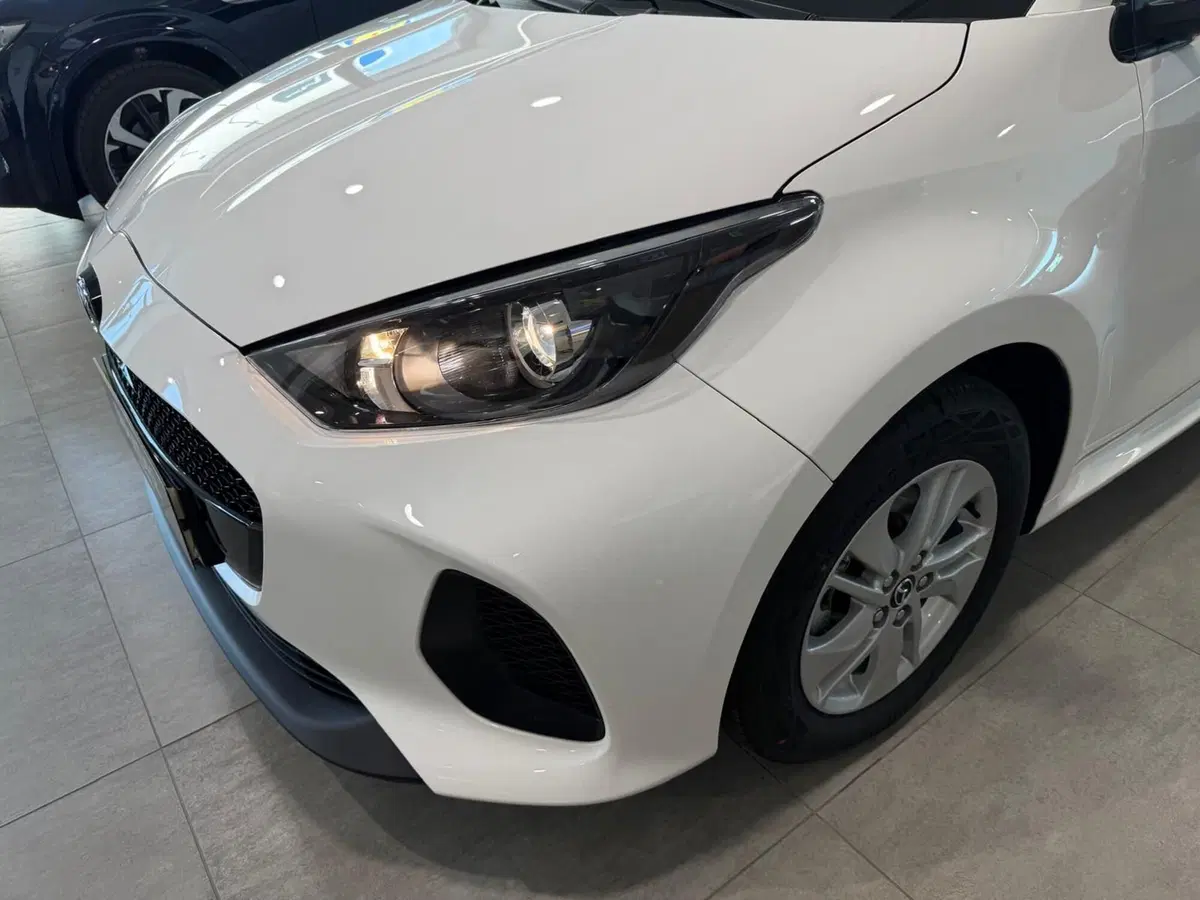 Mazda Mazda2 Hybrid nuova a Napoli (18)
