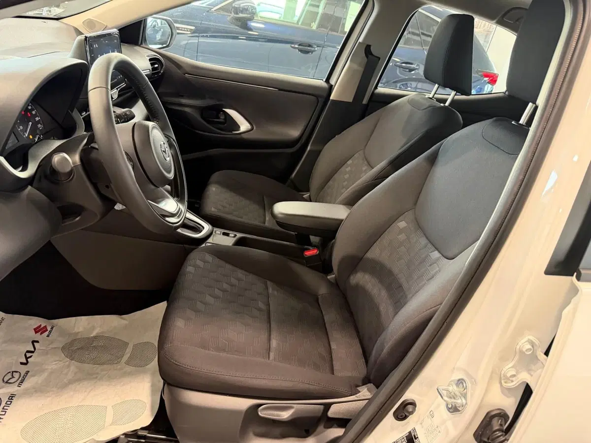 Mazda Mazda2 Hybrid nuova a Napoli (9)