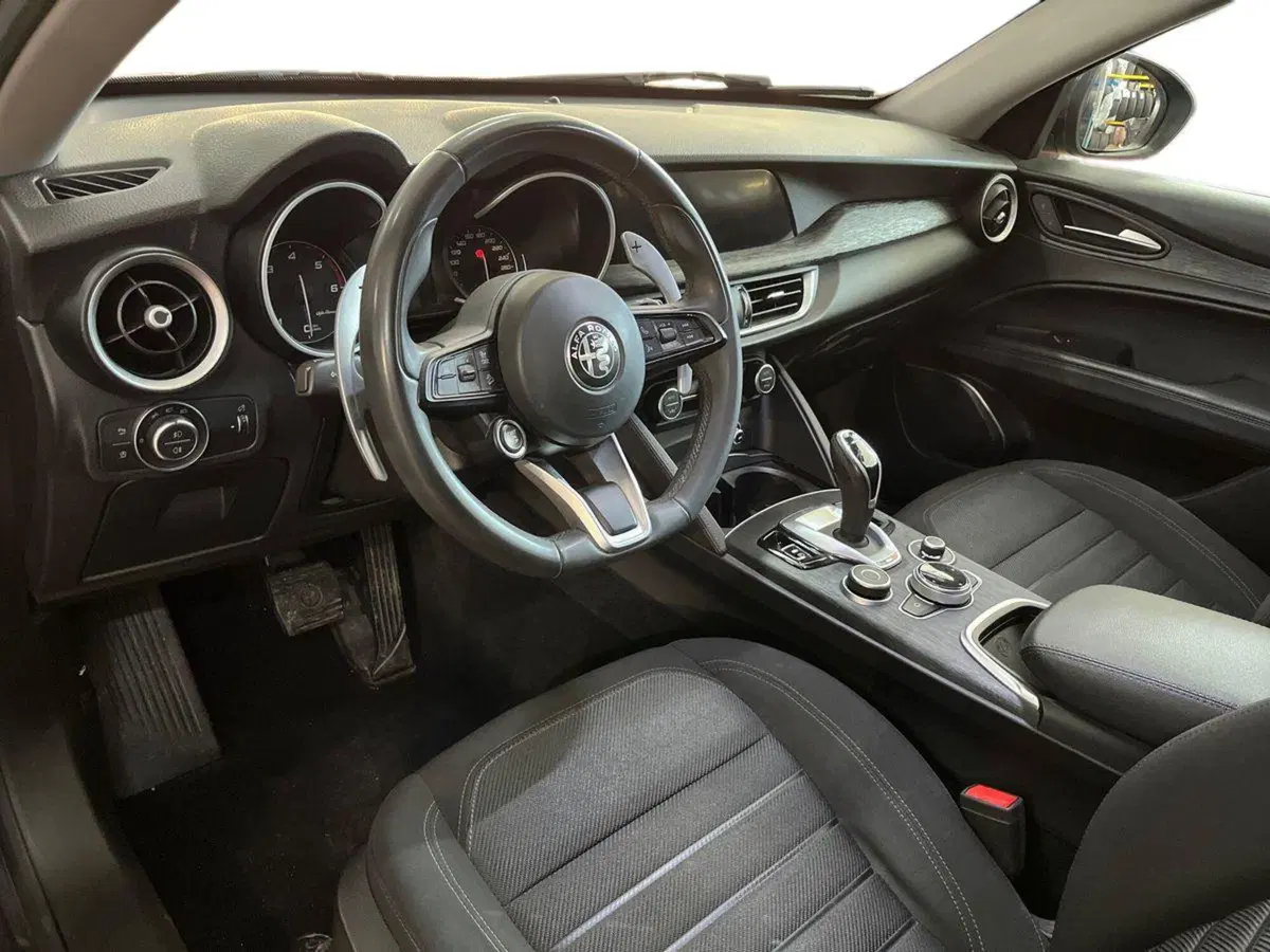 Alfa Romeo Stelvio usata a Bari (10)