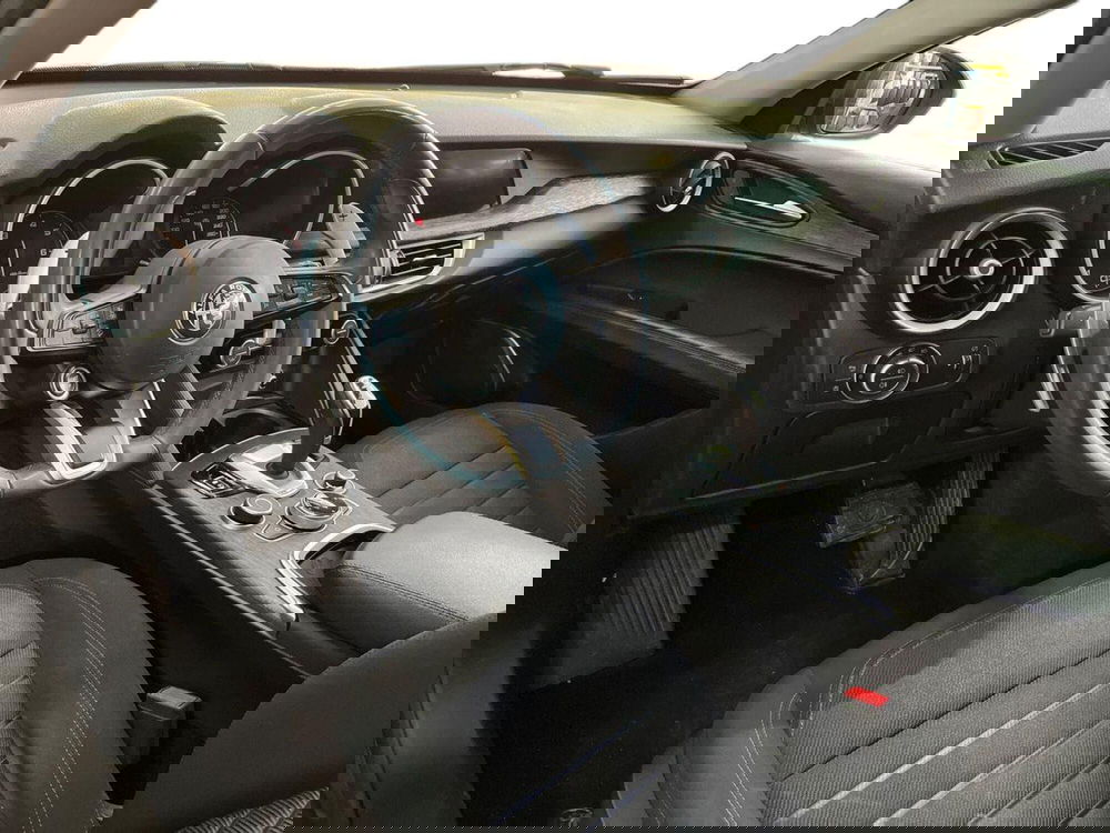 Alfa Romeo Stelvio usata a Bari (10)