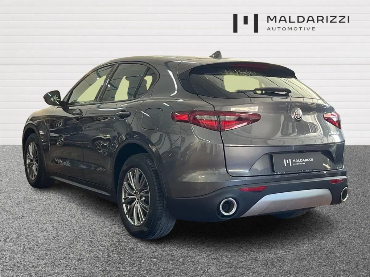 Alfa Romeo Stelvio usata a Bari (4)