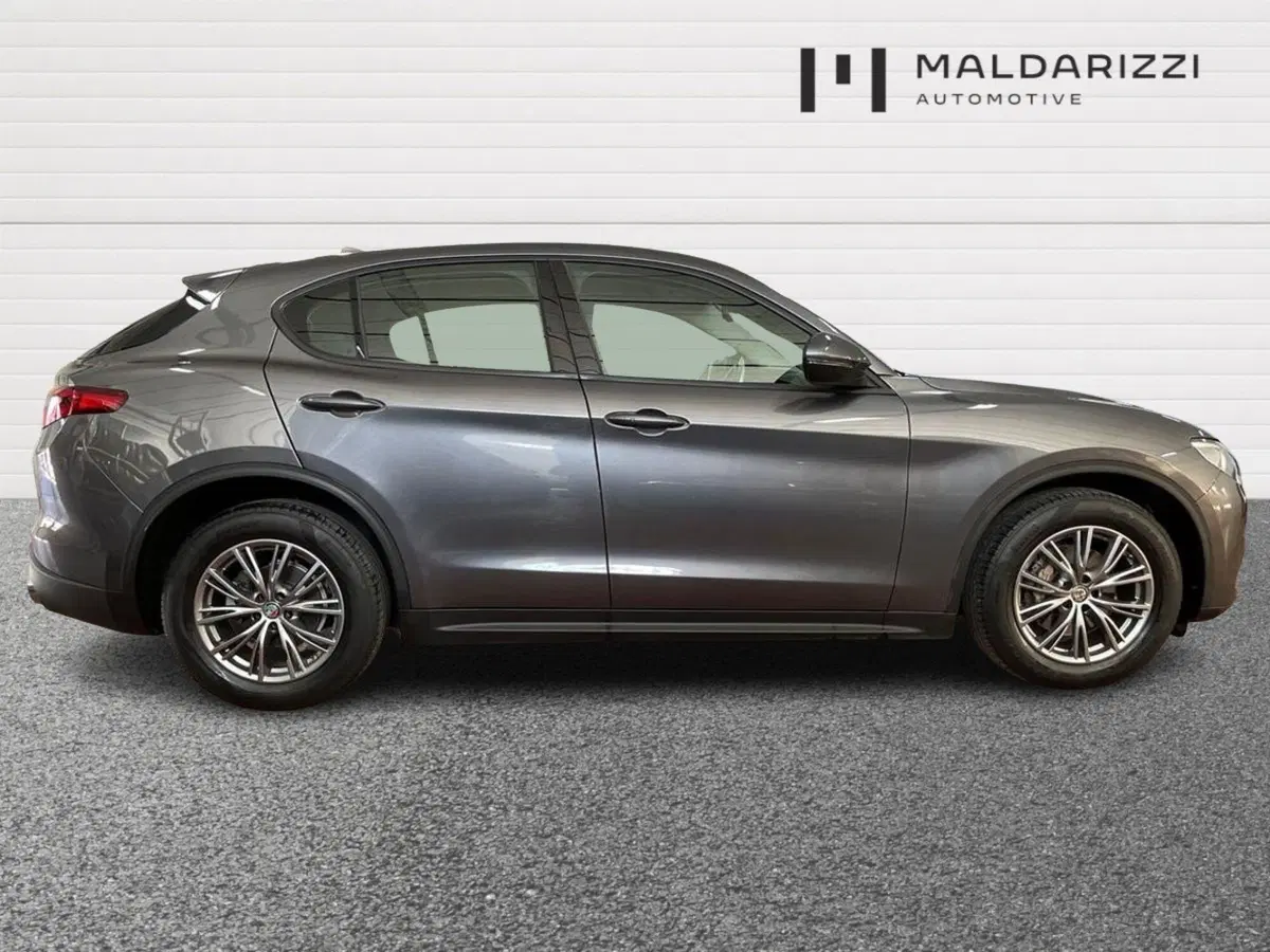 Alfa Romeo Stelvio usata a Bari (5)