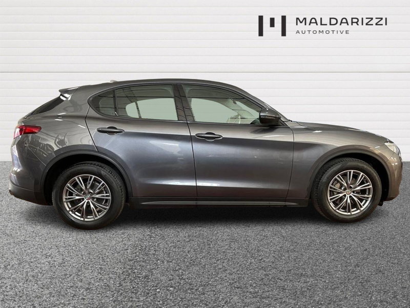 Alfa Romeo Stelvio usata a Bari (5)