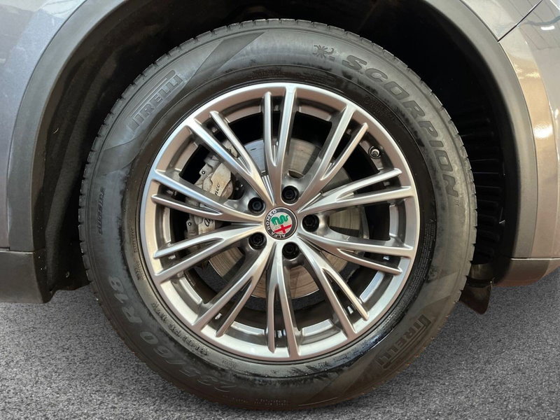 Alfa Romeo Stelvio usata a Bari (6)